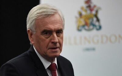 John McDonnell, du Parti travailliste britannique, prononce un discours au centre de dépouillement des élections générales à Uxbridge, dans l'ouest de Londres, le 13 décembre 2019. (Oli SCARFF / AFP) John McDonnell, du Parti travailliste britannique, prononce un discours au centre de dépouillement des élections générales à Uxbridge, dans l'ouest de Londres, le 13 décembre 2019. (Oli SCARFF / AFP)
