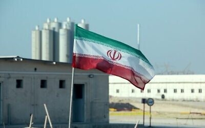 Photo d'illustration : Le drapeau iranien flotte sur l'usine nucléaire iranienne de Bushehr, le 10 novembre 2019 (Crédit : Atta Kenare/AFP)