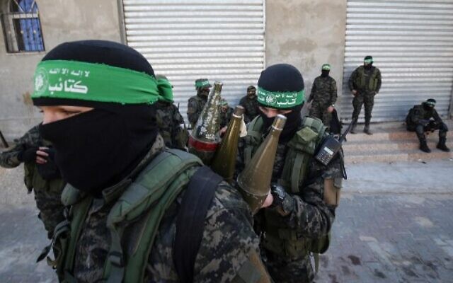 Les membres de l'aile militaire du groupe terroriste du Hamas sur un trottoir au cours d'une patrouille à Khan Younès, dans le sud de la bande de Gaza, le 26 janvier 2019 (Crédit : Said Khatib/AFP)