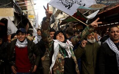 Des Palestiniens participent à une manifestation organisée à Ain el-Helweh, le plus grand camp de réfugiés du Liban, situé à proximité de la ville côtière de Sidon, pour protester contre la proposition américaine de paix pour le Moyen Orient, le 31 janvier 2020. (Photo par Mahmoud ZAYYAT / AFP)