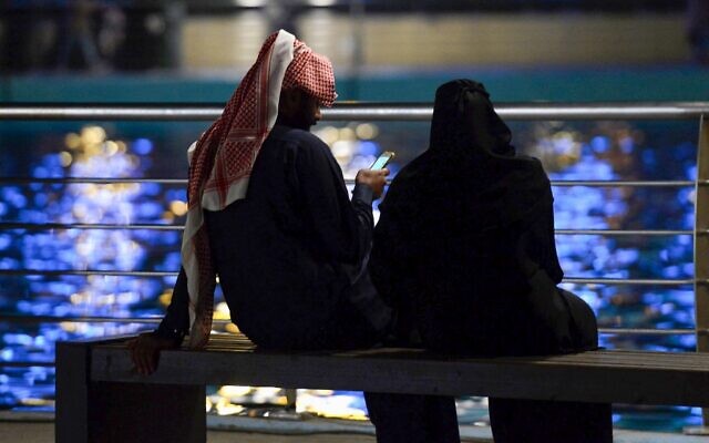 Un couple de jeunes Saoudiens se retrouve au Riyadh Season Boulevard dans la capitale saoudienne, le 31 janvier 2020. (Crédit : FAYEZ NURELDINE / AFP)
