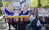 Des manifestants tunisiens brandissent des pancartes contre la proposition de plan de paix du Moyen-Orient du président américain Donald Trump lors d'une manifestation le 5 février 2020 à Tunis. L'écriture arabe sur des pancartes se lit comme suit : "Jérusalem est la capitale de la Palestine" (d) et "A bas l'accord du siècle", #Boycott" à côté d'images de caricatures de Trump et du Premier ministre israélien Benjamin Netanyahu. (Crédit :  FETHI BELAID / AFP)