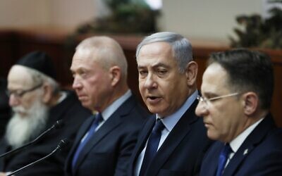 Le Premier ministre Benjamin Netanyahu (2e à droite) assiste à la réunion hebdomadaire du cabinet à Jérusalem, le 9 février 2020. (Ronen Zvulun/Pool/AFP) Le Premier ministre Benjamin Netanyahu (2e à droite) assiste à la réunion hebdomadaire du cabinet à Jérusalem, le 9 février 2020. (Ronen Zvulun/Pool/AFP)
