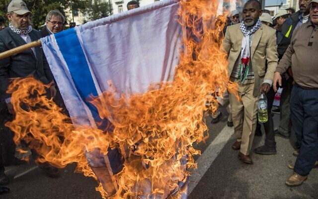 Illustration : Des Marocains brûlent le drapeau israélien lors d'une manifestation contre le plan de paix américain pour le Moyen Orient dans la capitale Rabat, le 9 février 2020. (Crédit : FADEL SENNA / AFP) Illustration : Des Marocains brûlent le drapeau israélien lors d'une manifestation contre le plan de paix américain pour le Moyen Orient dans la capitale Rabat, le 9 février 2020. (Crédit : FADEL SENNA / AFP)