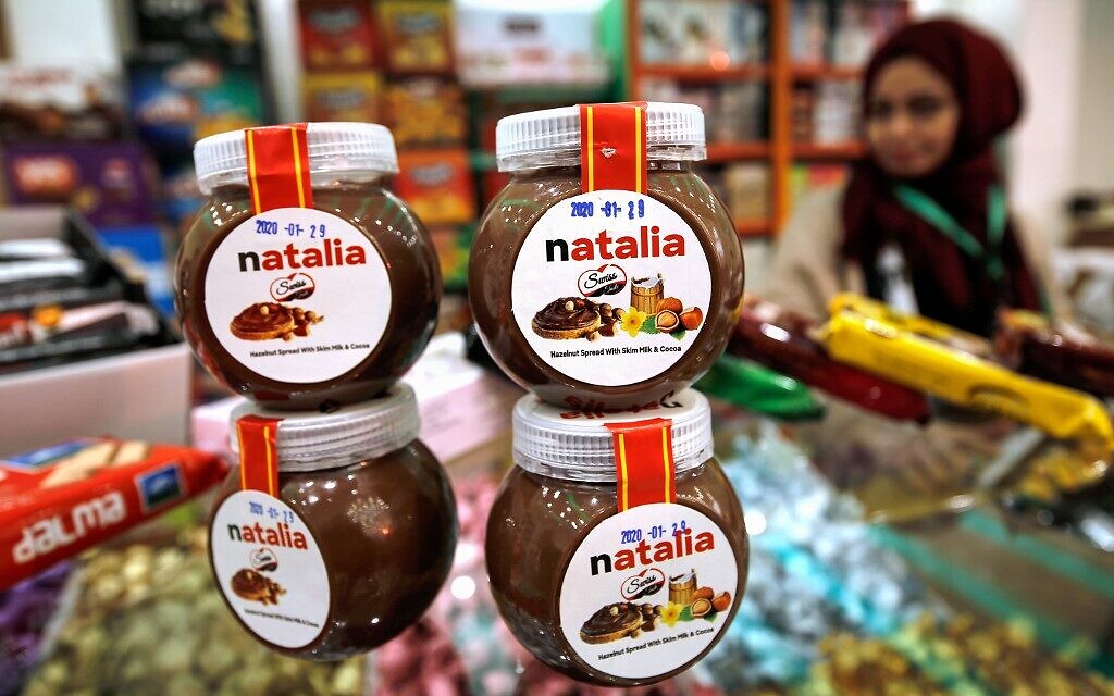 Des pots d'une version gazaouie d'une célèbre pâte à tartiner, surnommée "Natalia", sont exposés sur le comptoir d'un magasin de la ville de Gaza, le 12 février 2020. (Crédit : MOHAMMED ABED / AFP) Des pots d'une version gazaouie d'une célèbre pâte à tartiner, surnommée "Natalia", sont exposés sur le comptoir d'un magasin de la ville de Gaza, le 12 février 2020. (Crédit : MOHAMMED ABED / AFP)