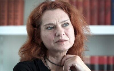 L'écrivaine turque en exil et activiste des droits humains Asli Erdogan répond aux questions des journalistes de l'AFP lors d'une interview à Francfort-sur-le-Main, dans l'ouest de l'Allemagne, le 23 juillet 2018. (Crédit : Daniel ROLAND / AFP)