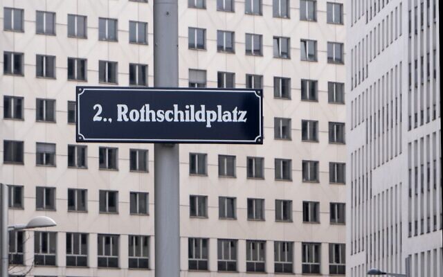 Une enseigne de la place Rothschild, du nom du fondateur et financier de la Nordbahn, Salomon Mayer von Rothschild, est représentée à Vienne, en Autriche, le 18 février 2020. (Crédit : JOE KLAMAR / AFP) Une enseigne de la place Rothschild, du nom du fondateur et financier de la Nordbahn, Salomon Mayer von Rothschild, est représentée à Vienne, en Autriche, le 18 février 2020. (Crédit : JOE KLAMAR / AFP)