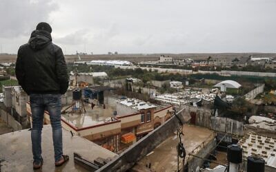 Une photo prise à Rafah dans le sud de la bande de Gaza à la frontière avec l'Égypte montre le chantier de construction d'un mur du côté égyptien de la frontière, le 19 février 2020. (Crédit : SAID KHATIB / AFP)