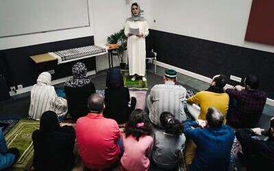 L'imam française Kahina Bahloul mène une prière du vendredi dans un lieu loué du 11e arrondissement de Paris, le 21 février 2020. (Crédit : LUCAS BARIOULET / AFP)
