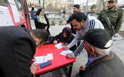Un Iranien s'inscrit pour voter dans un bureau de vote mobile dans la capitale Téhéran le 21 février 2020. (Crédit : ATTA KENARE / AFP) Un Iranien s'inscrit pour voter dans un bureau de vote mobile dans la capitale Téhéran le 21 février 2020. (Crédit : ATTA KENARE / AFP)