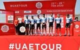 L'équipe cycliste Israel Start-Up Nation prend la pose avant le début de la première étape du Tour des Émirats arabes unis entre Pointe et Silicon Oasis à Dubaï le 23 février 2020. (Crédit : Giuseppe CACACE / AFP)