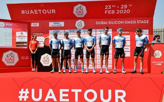 L'équipe cycliste Israel Start-Up Nation prend la pose avant le début de la première étape du Tour des Émirats arabes unis entre Pointe et Silicon Oasis à Dubaï le 23 février 2020. (Crédit : Giuseppe CACACE / AFP) L'équipe cycliste Israel Start-Up Nation prend la pose avant le début de la première étape du Tour des Émirats arabes unis entre Pointe et Silicon Oasis à Dubaï le 23 février 2020. (Crédit : Giuseppe CACACE / AFP)