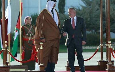 Le roi Abdallah II de Jordanie (à droite) et l'émir du Qatar, le cheikh Tamim bin Hamad al-Thani (à gauche), passent en revue la garde d'honneur à l'aéroport international Queen Alia à Amman le 23 février 2020. (Crédit : Khalil MAZRAAWI / AFP)