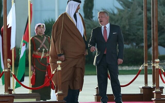 Le roi Abdallah II de Jordanie (à droite) et l'émir du Qatar, le cheikh Tamim bin Hamad al-Thani (à gauche), passent en revue la garde d'honneur à l'aéroport international Queen Alia à Amman le 23 février 2020. (Crédit : Khalil MAZRAAWI / AFP)