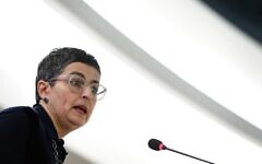 La ministre espagnole des Affaires étrangères Arancha Gonzalez Laya prononce un discours lors de l'ouverture de la principale session annuelle du Conseil des Droits de l'homme des Nations unies, le 24 février 2020 à Genève. (Crédit : Fabrice COFFRINI / AFP)