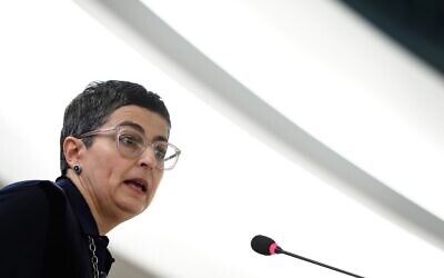 La ministre espagnole des Affaires étrangères Arancha Gonzalez Laya prononce un discours lors de l'ouverture de la principale session annuelle du Conseil des Droits de l'homme des Nations unies, le 24 février 2020 à Genève. (Crédit : Fabrice COFFRINI / AFP)