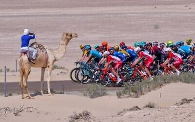 Le peloton lors de la troisième étape du Tour cycliste des Émirats entre al-Maroum et Jebel Hafeet, le 24 février 2020. (Crédit : Giuseppe CACACE / AFP) Le peloton lors de la troisième étape du Tour cycliste des Émirats entre al-Maroum et Jebel Hafeet, le 24 février 2020. (Crédit : Giuseppe CACACE / AFP)