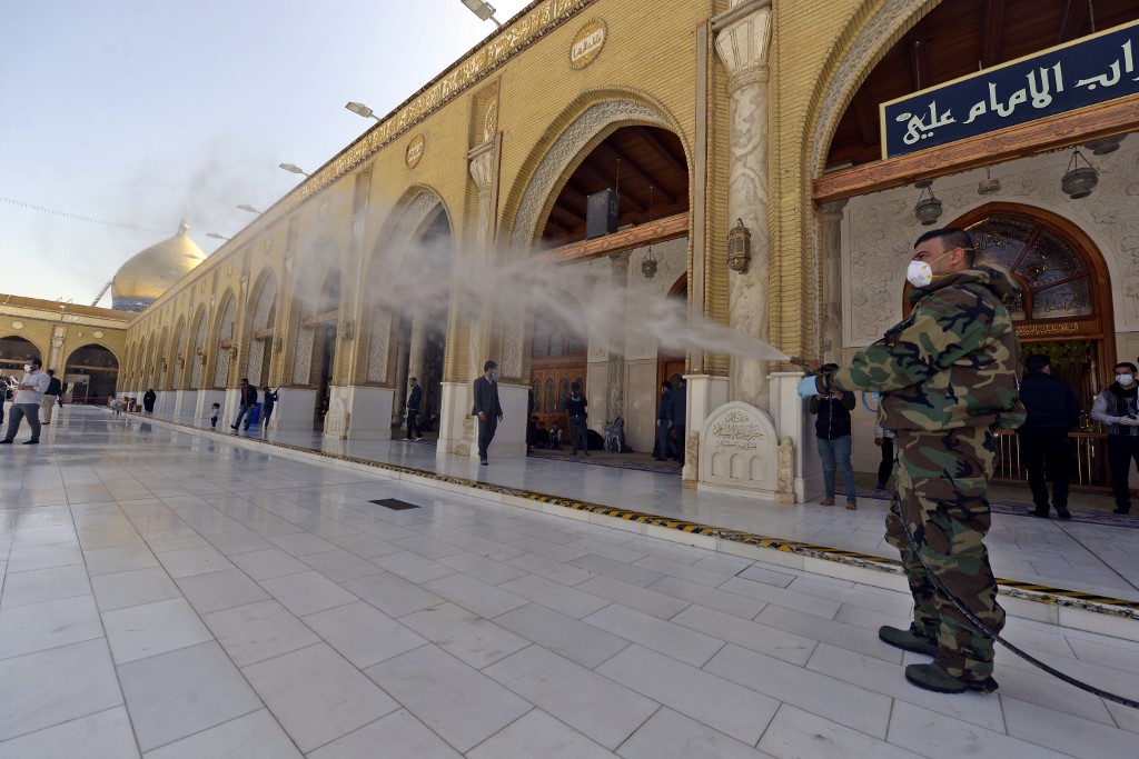 Un membre de la défense civile irakienne pulvérise du désinfectant sur et autour de la Grande Mosquée de Kufa, à 10 kilomètres au nord-est de la ville sanctuaire de Najaf dans le centre de l'Irak, le 27 février 2020. (Crédit : Haidar HAMDANI / AFP) Un membre de la défense civile irakienne pulvérise du désinfectant sur et autour de la Grande Mosquée de Kufa, à 10 kilomètres au nord-est de la ville sanctuaire de Najaf dans le centre de l'Irak, le 27 février 2020. (Crédit : Haidar HAMDANI / AFP)
