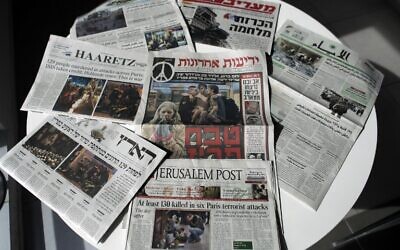 Photo illustrative de journaux israéliens, le 15 novembre 2015. (Photo AFP Photo / Ahmad Gharabli) Photo illustrative de journaux israéliens, le 15 novembre 2015. (Photo AFP Photo / Ahmad Gharabli)