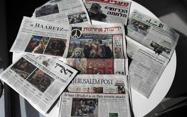 Photo illustrative de journaux israéliens, le 15 novembre 2015. (Photo AFP Photo / Ahmad Gharabli) Photo illustrative de journaux israéliens, le 15 novembre 2015. (Photo AFP Photo / Ahmad Gharabli)