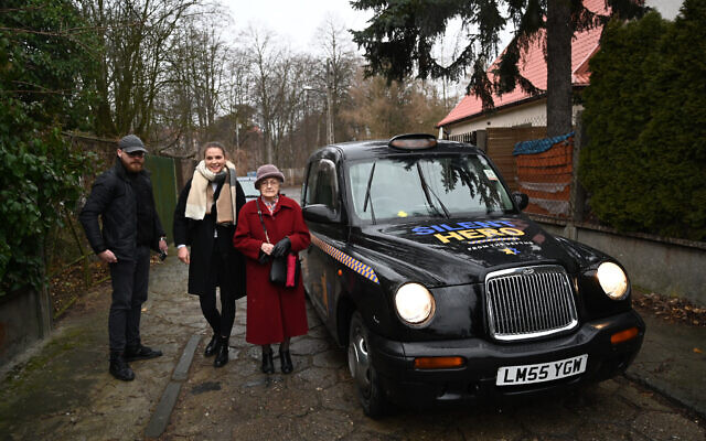 Anna Stupnicka-Bando, présidente de l'Association polonaise des Justes parmi les nations, âgée de 90 ans, entre dans l'un des taxis réservés à celles et ceux qui avaient sauvé des Juifs pendant la Shoah à Varsovie, en Pologne, le 29 janvier 2020 (Crédit : Cnaan Liphshiz/ JTA)