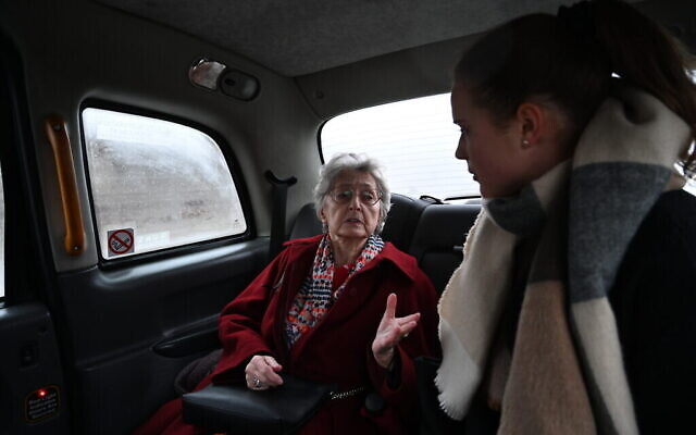 Anna Stupnicka-Bando dans l'un des taxis des Héros silencieux à Varsovie, le 29 janvier 2020 (Crédit : Cnaan Liphshiz/ JTA)