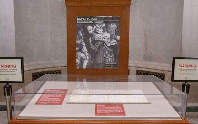 Une exposition aux Archives nationales marque le 75e anniversaire de la libération d'Auschwitz, sur une photo prise le 5 février 2020. (Photo des Archives nationales par Susana Raab via JTA)