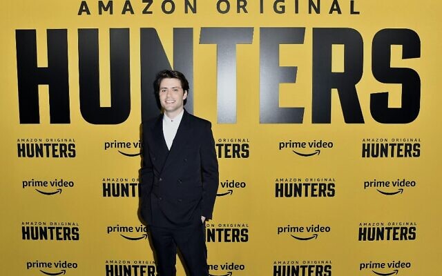 David Weil, le réalisteur de la série Hunters assite à l'avant première de la série diffusée sur Amazon Prime Video le 19 février 2020 à Los Angeles, California. (Crédit : Frazer Harrison/Getty Images/AFP) David Weil, le réalisteur de la série Hunters assite à l'avant première de la série diffusée sur Amazon Prime Video le 19 février 2020 à Los Angeles, California. (Crédit : Frazer Harrison/Getty Images/AFP)