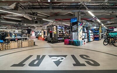 Un magasin GO Sport au centre commercial SO Ouest à Levallois-Perret (Hauts-de-Seine). Image d’illustration. (Crédit : BL94 / CC BY-SA 4.0)