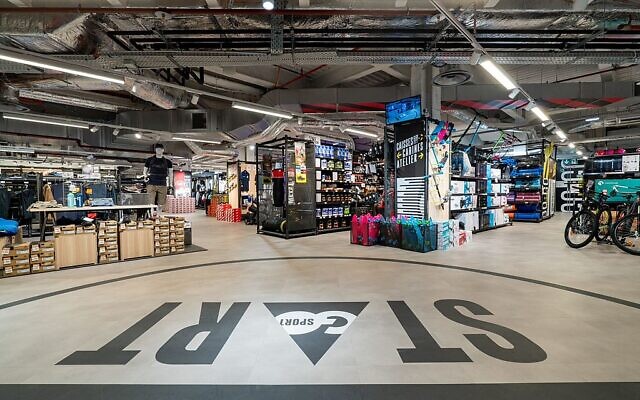 Un magasin GO Sport au centre commercial SO Ouest à Levallois-Perret (Hauts-de-Seine). Image d’illustration. (Crédit : BL94 / CC BY-SA 4.0)