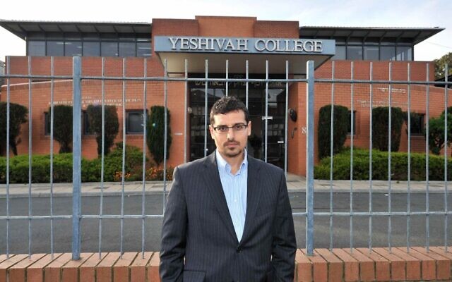 Manny Waks devant le Yeshivah College de Melbourne (Crédit : News Corp. Autorisation de Manny Waks)
