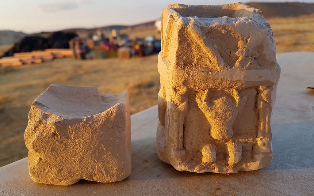 Deux autels à encens cultuels retrouvés dans l'une des pièces de la structure située au cœur d'une zone d'entraînement militaire dans la région de Lachish. (Crédit : Michal Haber, Autorité israélienne des Antiquités)