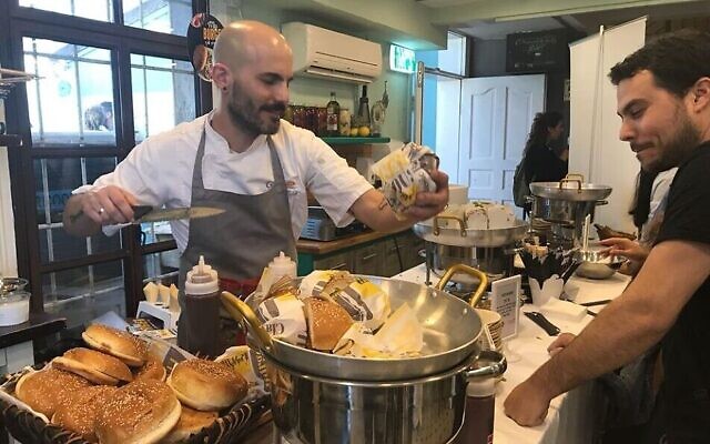 Un burger vegan présenté à un client lors d'un événement organisé par le groupe Meatless Monday à Tel Aviv en 2019 (Crédit : Revital Topiol)