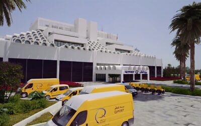 Le siège et des camions de QPost, le transporteur postal national du Qatar. (Capture d'écran YouTube)