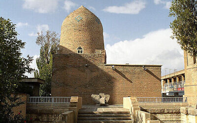 Le Tombeau d'Esther et Mordechaï à Hamadan, en Iran (Crédit : CC BY-SA Philippe Chavin/Wikipedia)
