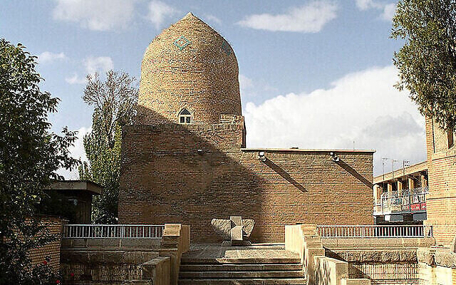 Le Tombeau d'Esther et Mordechaï à Hamadan, en Iran (Crédit : CC BY-SA Philippe Chavin/Wikipedia)