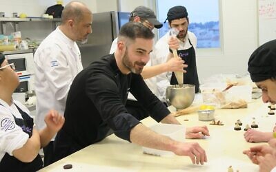 Le chef pâtissier Christophe Tuloup lors d’un atelier visant à transmettre son savoir-faire en pâtisserie à 20 enfants handicapés durant l’évènement So French So Food 2020, la semaine de la gastronomie française en Israël. (Crédit : So French So Food / Facebook)