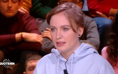 Mila, la jeune lycéenne française déscolarisée après ses propos sur l'islam. (Crédit : capture d'écran)