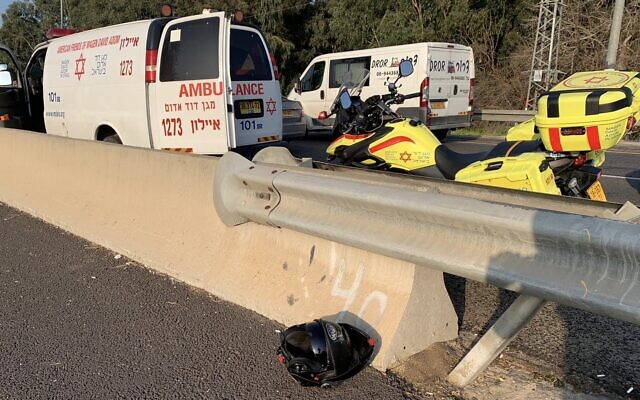 Des ambulances sur les lieux d'un accident de la route qui a coûté la vie à un motard, le 17 février 2020. (Autorisation : Magen David Adom) Des ambulances sur les lieux d'un accident de la route qui a coûté la vie à un motard, le 17 février 2020. (Autorisation : Magen David Adom)