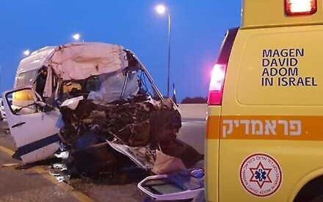 La scène d'un accident entre un minibus et un camion au carrefour de Qastina, près de Kiryat Malachi, le 19 février 2020 (Crédit : Magen David Adom)