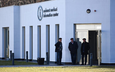 Entrée du centre d'information du complexe commémoratif du génocide de Quba en Azerbaïdjan. (Larry Luxner/ Times of Israel)