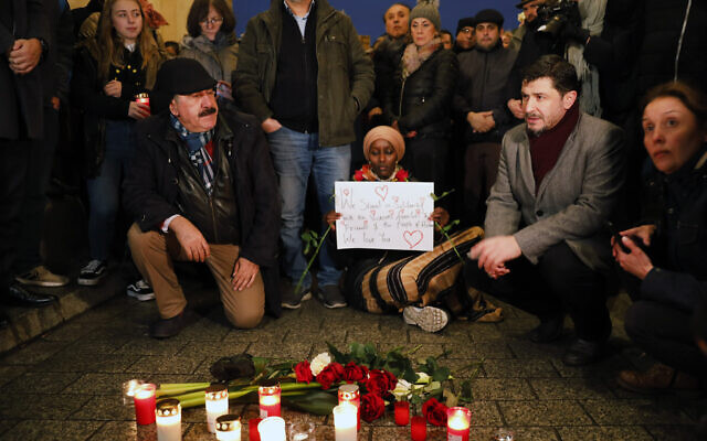 Veillée pour les victimes de la fusillade raciste de Hanau, devant la porte de Brandenburg à Berlin, le 20 février 2020 (Crédit : AP Photo/Markus Schreiber)