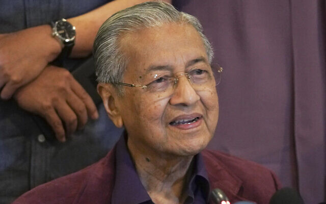 Le Premier ministre malaisien Mahathir Mohamad, à Putrajaya, en Malaisie, le 22 février 2020. (Crédit : AP Photo/Vincent Thian) Le Premier ministre malaisien Mahathir Mohamad, à Putrajaya, en Malaisie, le 22 février 2020. (Crédit : AP Photo/Vincent Thian)
