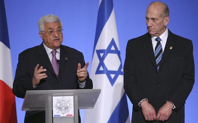 Le président de l'Autorité palestinienne Mahmoud Abbas, à gauche, s'exprime aux côtés du Premier ministre israélien Ehud Olmert, à droite, lors d'une conférence de presse au palais de l'Elysée, à Paris, le 13 juillet 2018 (Crédit : AP Photo/Jacques Brinon) Le président de l'Autorité palestinienne Mahmoud Abbas, à gauche, s'exprime aux côtés du Premier ministre israélien Ehud Olmert, à droite, lors d'une conférence de presse au palais de l'Elysée, à Paris, le 13 juillet 2018 (Crédit : AP Photo/Jacques Brinon)