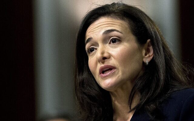 La directrice-générale de Facebook Sheryl Sandberg témoigne devant la commission des renseignements du sénat sur les 'opérations d'influence étrangère et leur usage des plateformes de réseaux sociaqux au Capitole, à Washington, le 5 septembre 2018 (Crédit : AP/Jose Luis Magana)