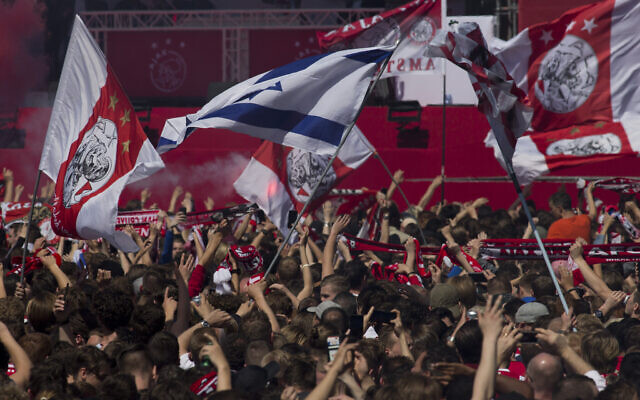 Les supporters de l'Ajax attendent que les joueurs arrivent avec le trophée lors de la célébration du titre de champion des Pays-Bas à Amsterdam, Pays-Bas, le jeudi 16 mai 2019. (Crédit : AP/Peter Dejong)