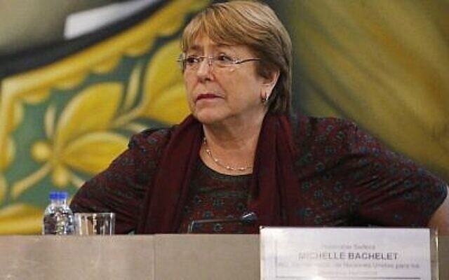 La haute-commissaire des droits de l'Homme Michelle Bachelet pendant une réunion avec le ministre de l'Education du Venezuela Aristóbulo Istúriz au ministère des Affaires étrangères de Caracas, le 20 juin 2019 (Crédit : AP Photo/Ariana Cubillos)