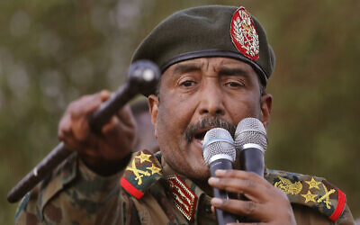 Le général soudanais Abdel Fattah al-Burhan, chef du conseil militaire, s'exprime lors d'un rassemblement soutenu par l'armée, dans le district d'Omdurman, à l'ouest de Khartoum, au Soudan, le 29 juin 2019. (AP Photo/Hussein Malla)