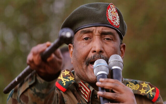 Le général soudanais Abdel Fattah al-Burhan, chef du conseil militaire, s'exprime lors d'un rassemblement soutenu par l'armée, dans le district d'Omdurman, à l'ouest de Khartoum, au Soudan, le 29 juin 2019. (AP Photo/Hussein Malla) Le général soudanais Abdel Fattah al-Burhan, chef du conseil militaire, s'exprime lors d'un rassemblement soutenu par l'armée, dans le district d'Omdurman, à l'ouest de Khartoum, au Soudan, le 29 juin 2019. (AP Photo/Hussein Malla)