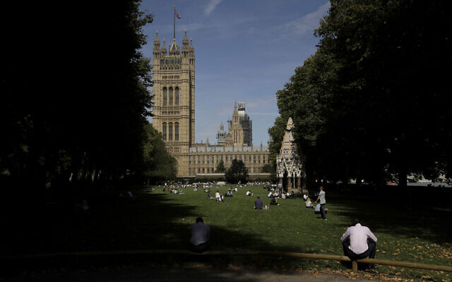 Les jardins de la tour Victoria ; en arrière-plan, les Chambres du Parlement à Londres, le 28 août 2019. (Crédit : Matt Dunham/AP)